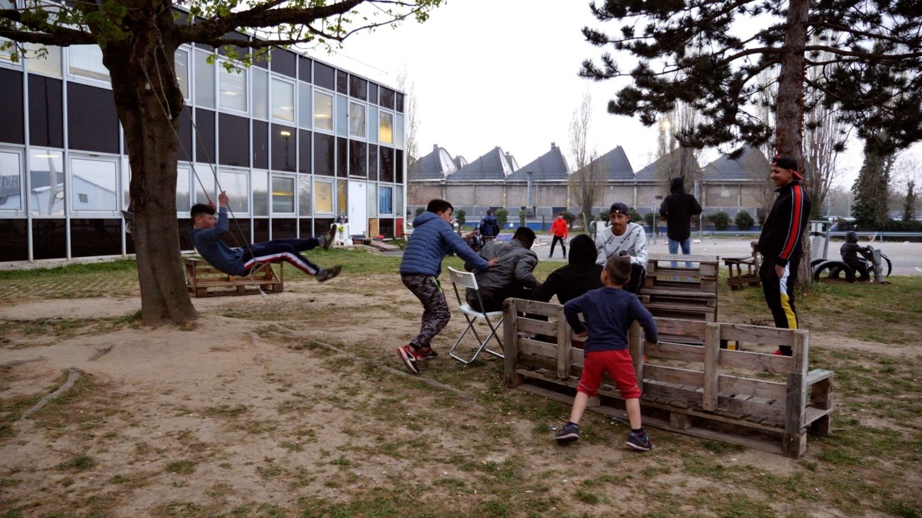 Jeu_devant_ba_timent_A-1588410571