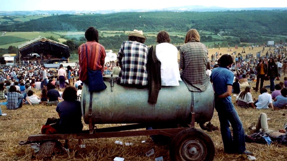 Festivaliers-sur-tonne-a-eau-Elixir